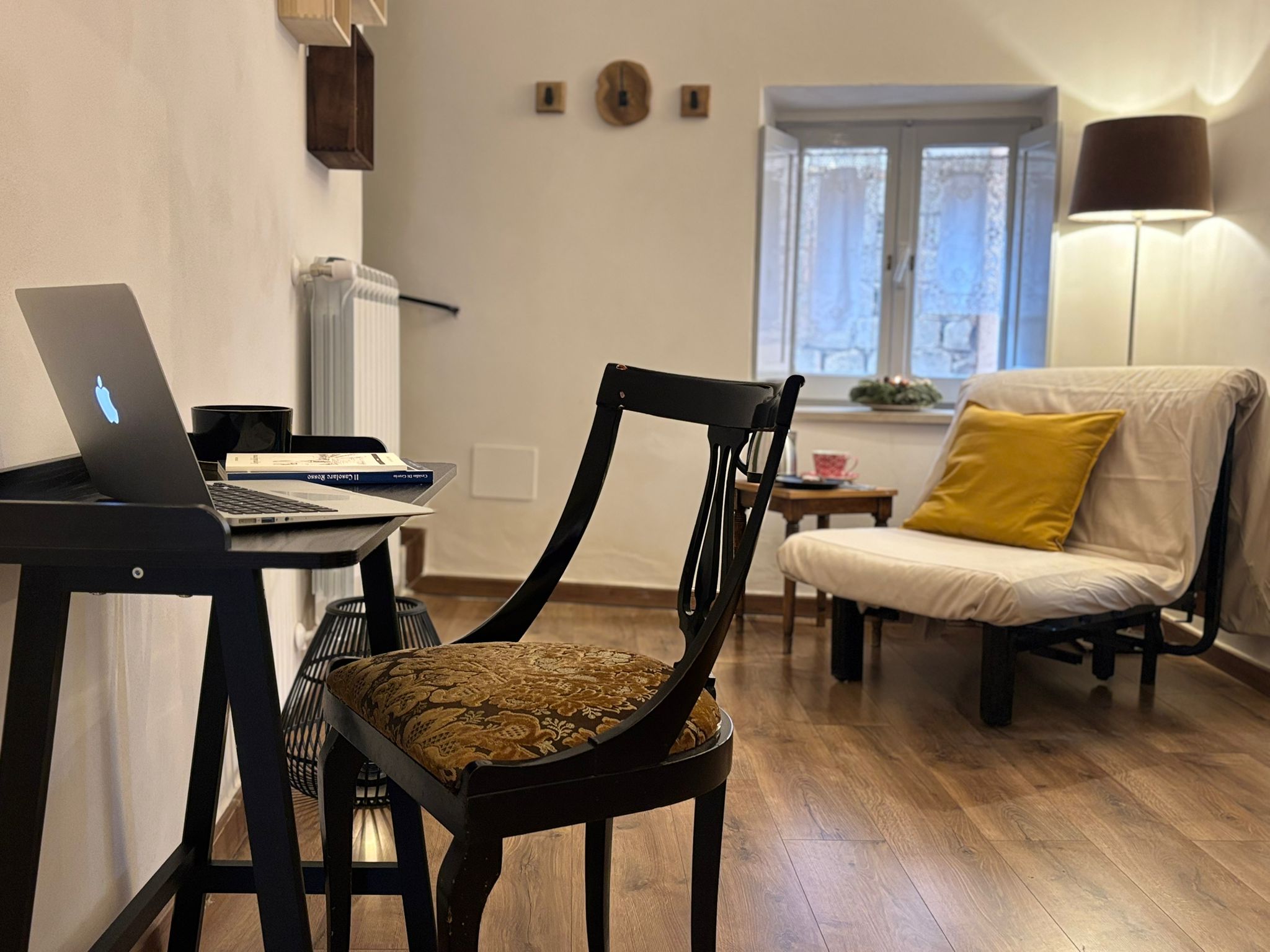 Vista completa con scrivania, lampada e finestra